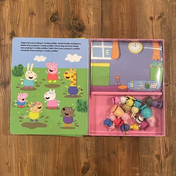 Peppa Pig storybook, figurines and play mat set - Picture 3 of 7